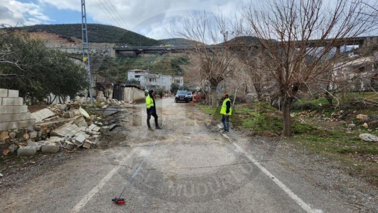 Tarlalar, yollar yer değiştirdi! MTA depremin şiddetini ortaya koyan raporunu açıkladı 10