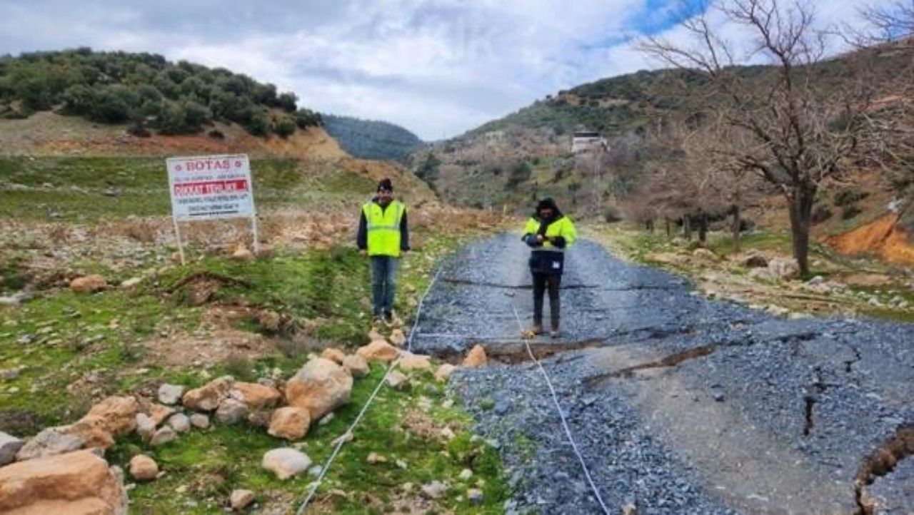 Tarlalar, yollar yer değiştirdi! MTA depremin şiddetini ortaya koyan raporunu açıkladı 7