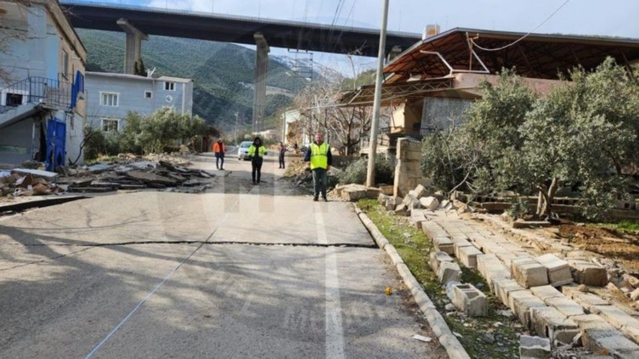 Tarlalar, yollar yer değiştirdi! MTA depremin şiddetini ortaya koyan raporunu açıkladı 9