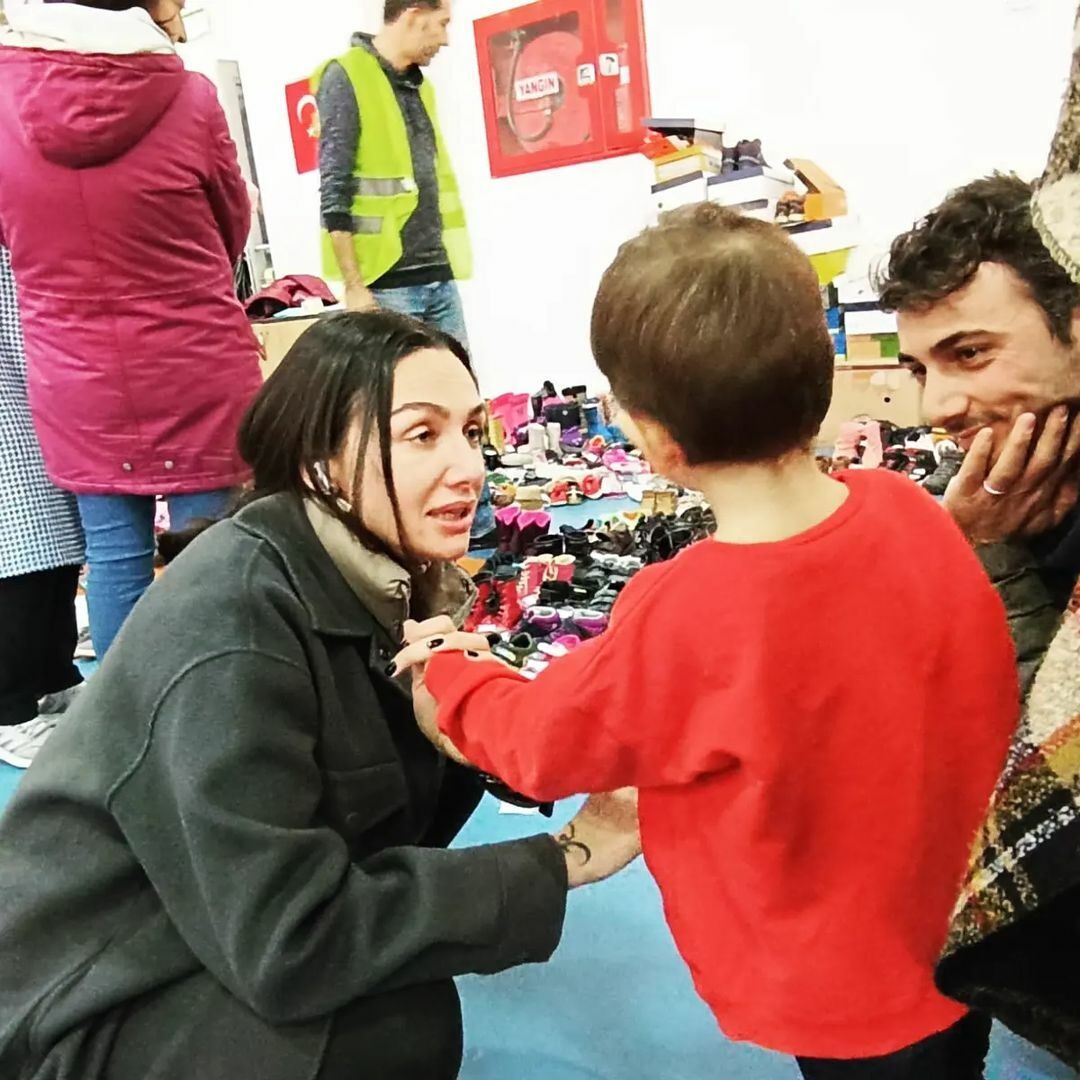 Birce Akalay'dan depremzedelere yardım kampanyasına destek 5