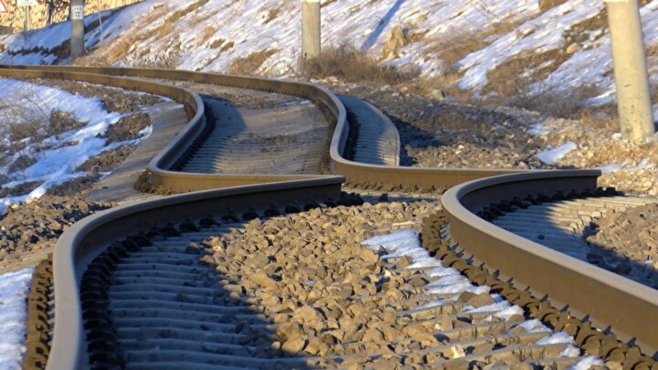 Yıkımın korkunç boyutu! Adıyaman'da depremde yamulan tren rayları havadan görüntülendi 3