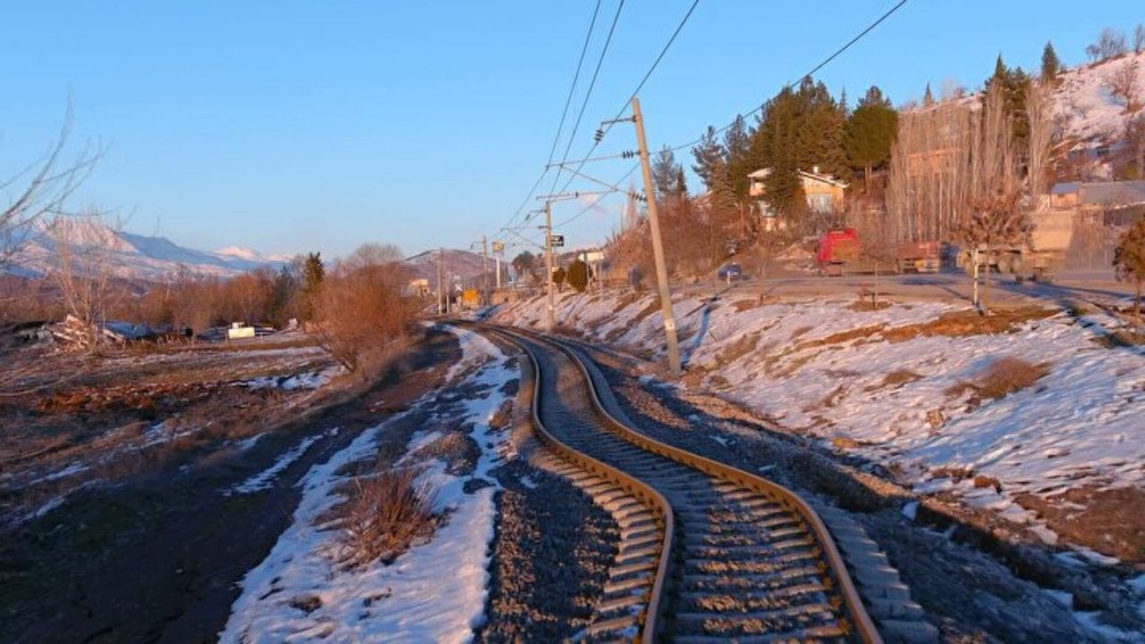 Yıkımın korkunç boyutu! Adıyaman'da depremde yamulan tren rayları havadan görüntülendi 4