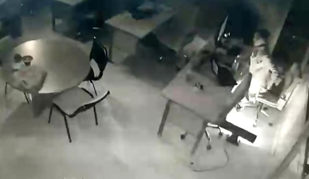Muhabirin depreme yakalanma anı! Korku dolu anlar kamerayla kaydedildi 2