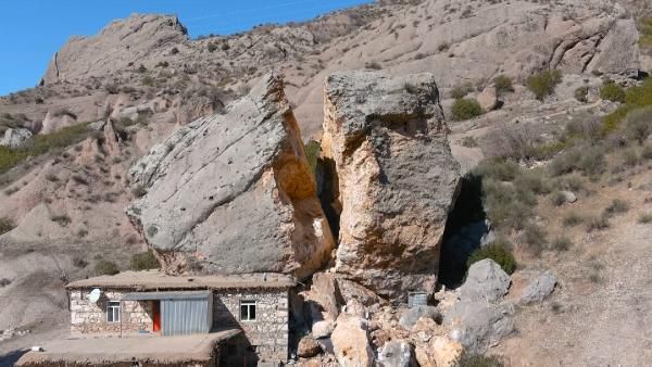 Depremin etkisiyle dev kayalar evlerin üzerine düştü! Yarılarak ikiye bölünen kaya drone ile görüntülendi 1