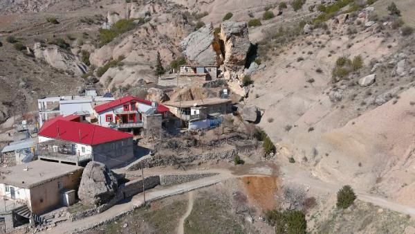 Depremin etkisiyle dev kayalar evlerin üzerine düştü! Yarılarak ikiye bölünen kaya drone ile görüntülendi 2