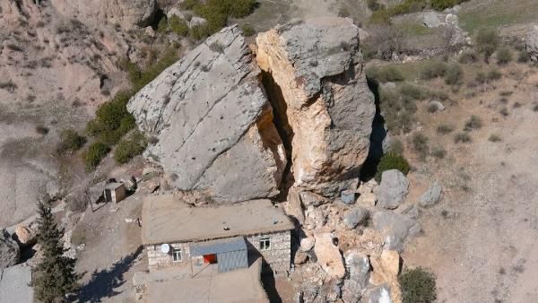Depremin etkisiyle dev kayalar evlerin üzerine düştü! Yarılarak ikiye bölünen kaya drone ile görüntülendi 3