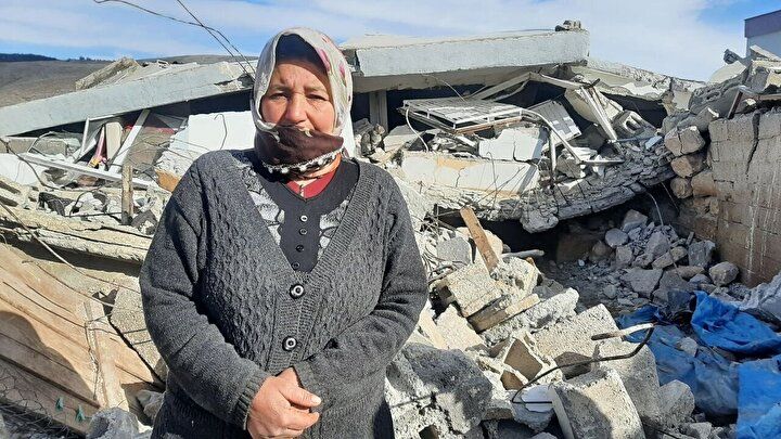 Gülümseten görüntü: İneğini kurtarabilmek için enkazın altına girdi! Her gün yemini ve suyunu verdi 4