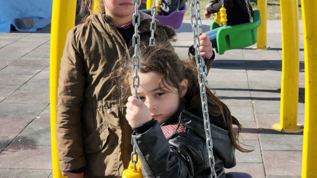 Depremzede çocuktan yürek burkan istek 4