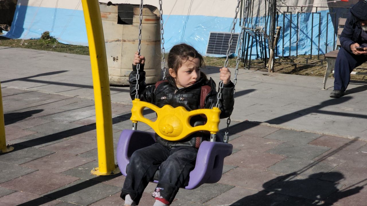 Depremzede çocuktan yürek burkan istek 7