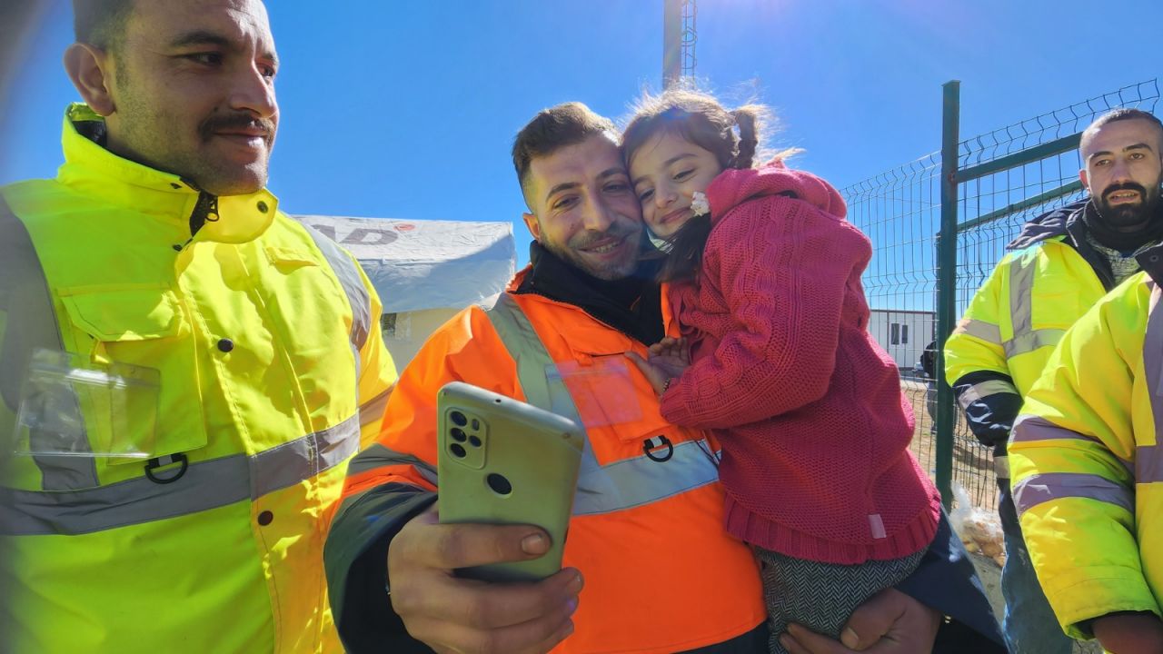 Depremzede çocuktan yürek burkan istek 3