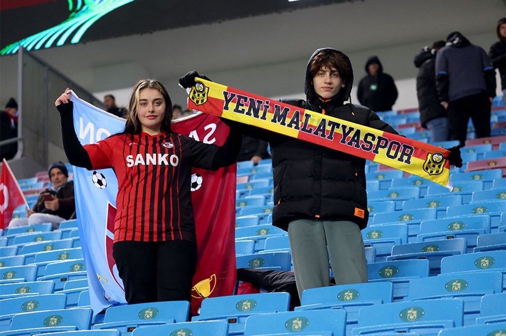 Trabzon tribünlerinde omuz omuza! 4