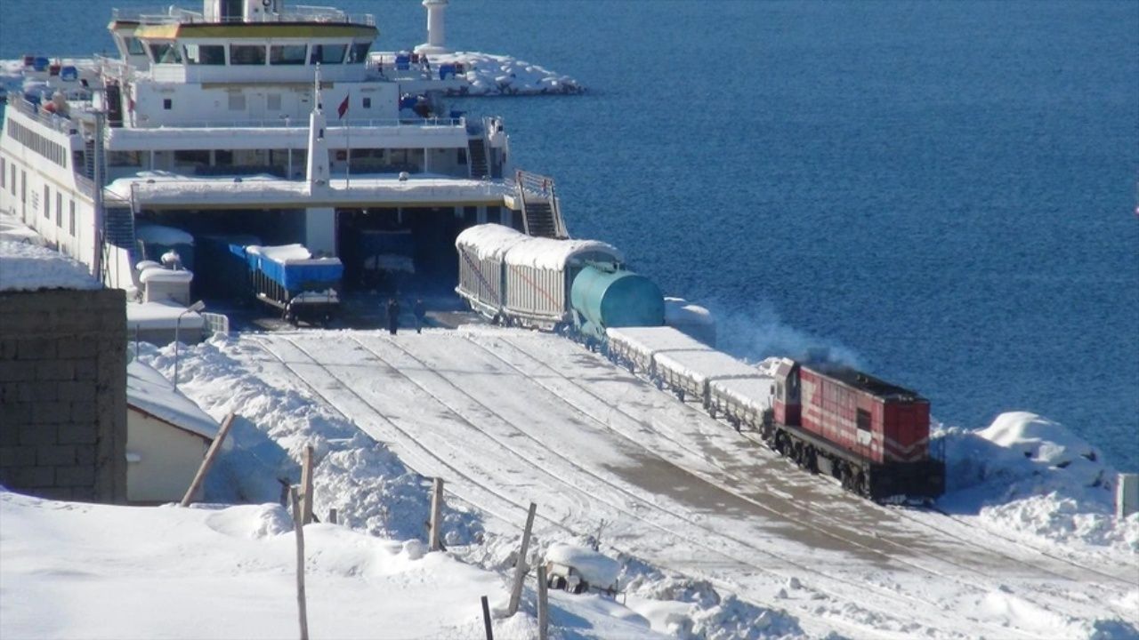 Bitlis'te yük treninin vagonu Van Gölü'ne düştü 1