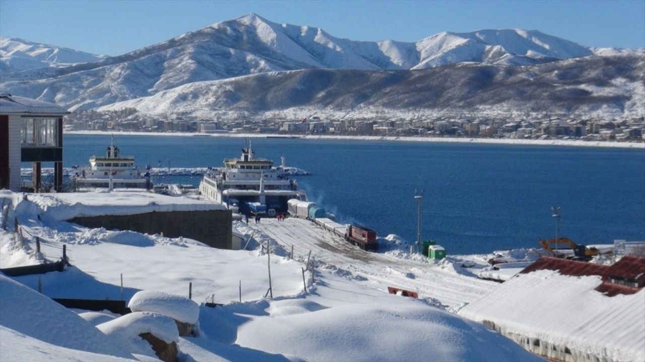 Bitlis'te yük treninin vagonu Van Gölü'ne düştü 2