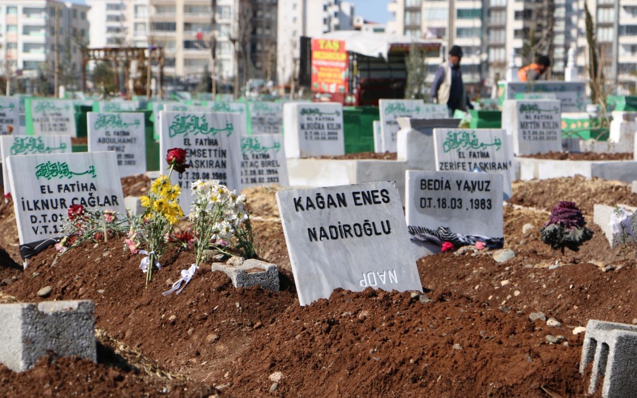 Yürek burkan manzara: Diyarbakır'da hatıralar mezarlıklara dizildi 7
