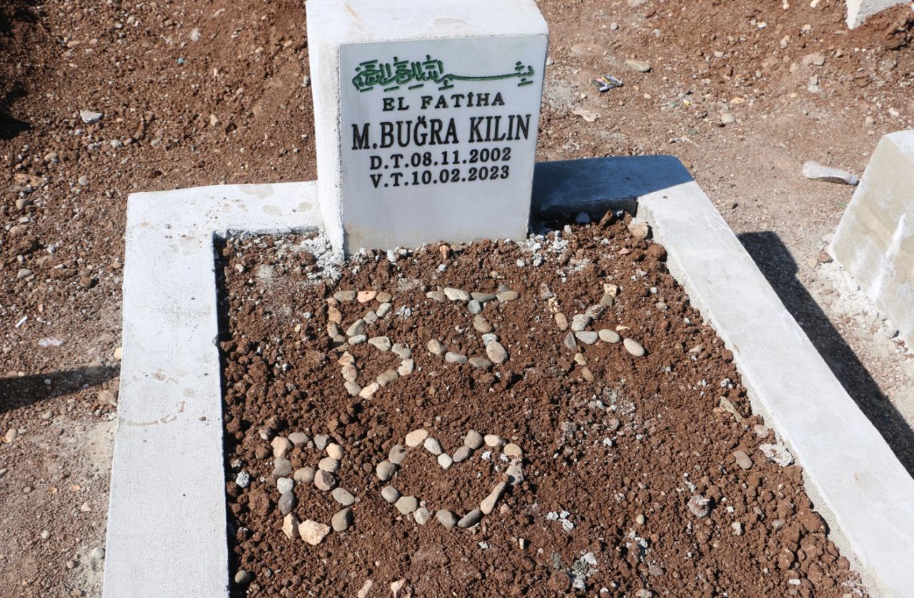 Yürek burkan manzara: Diyarbakır'da hatıralar mezarlıklara dizildi 3