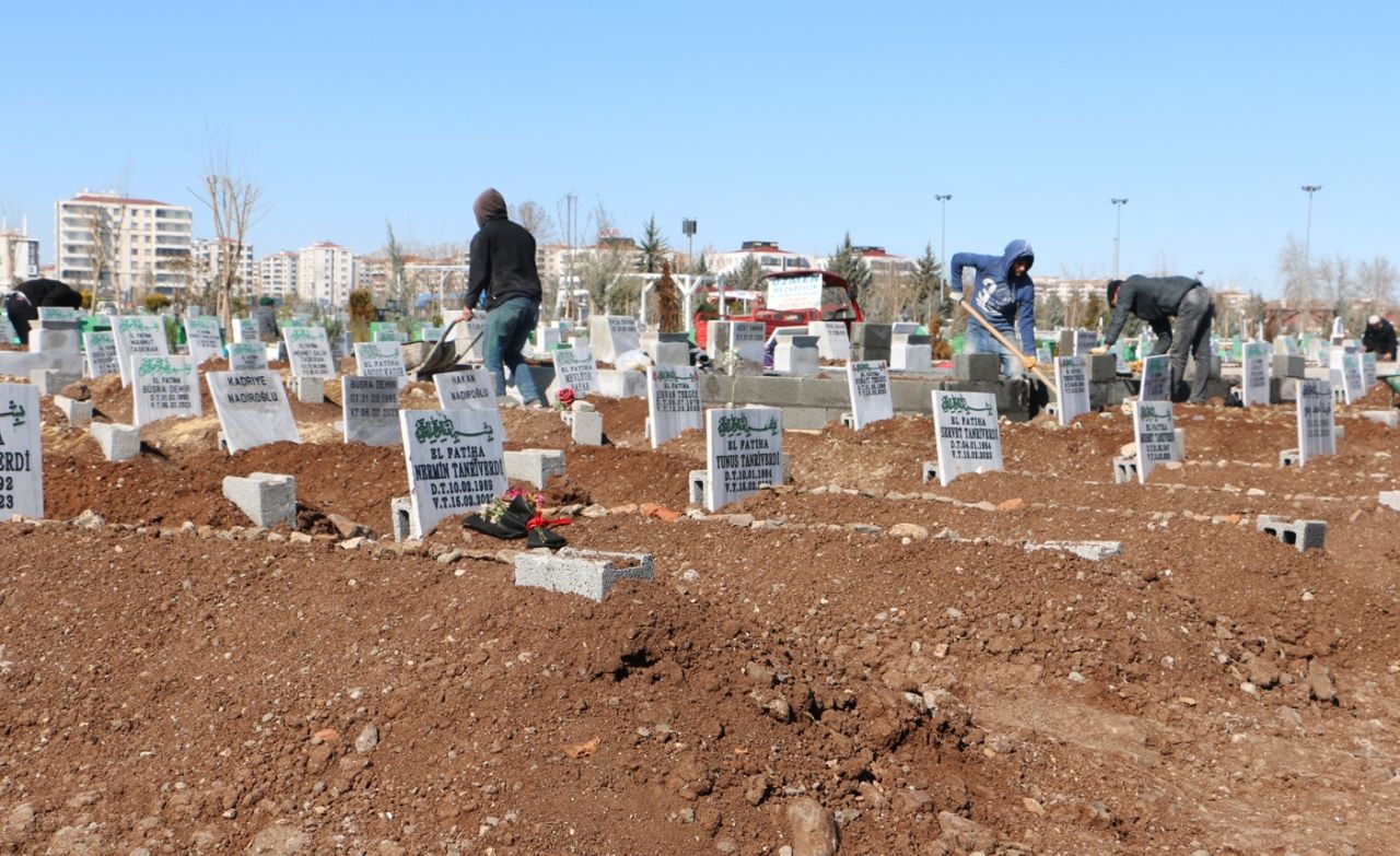 Yürek burkan manzara: Diyarbakır'da hatıralar mezarlıklara dizildi 6