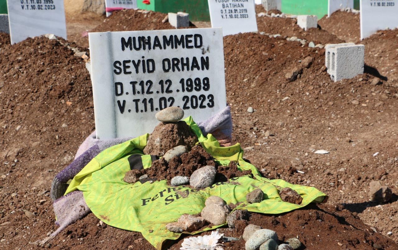 Yürek burkan manzara: Diyarbakır'da hatıralar mezarlıklara dizildi 2