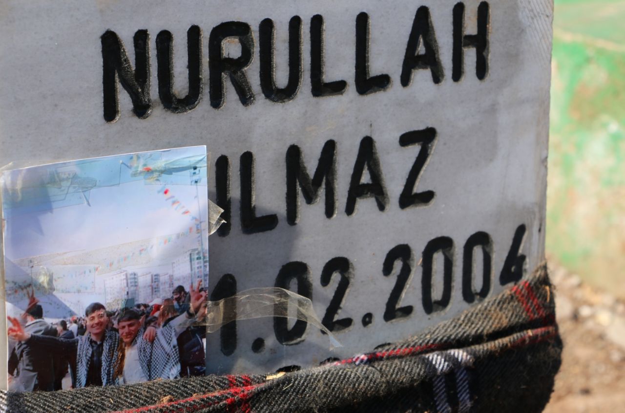 Yürek burkan manzara: Diyarbakır'da hatıralar mezarlıklara dizildi 4