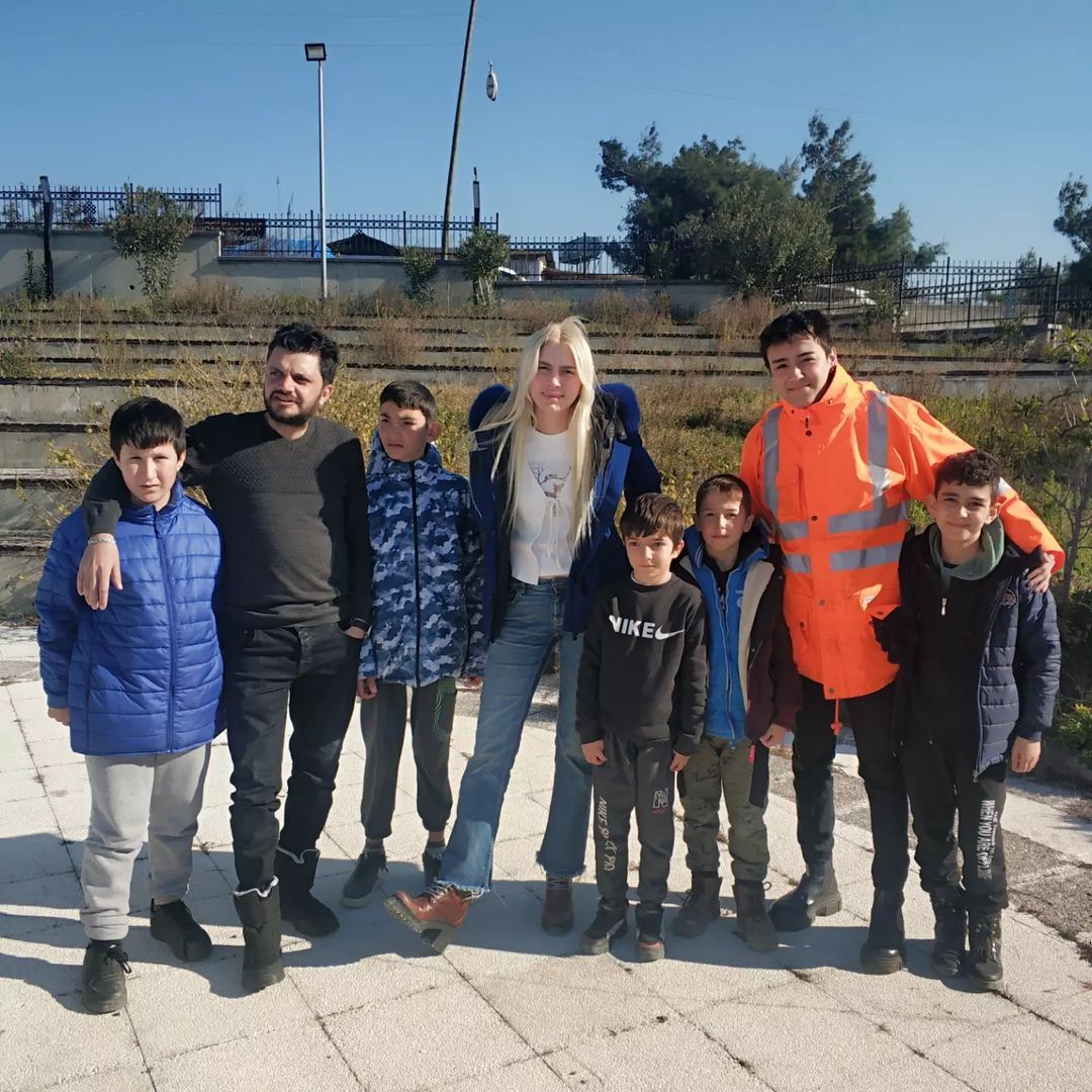 İki şarkıcıdan yürekleri ısıtan hareket! Aleyna Tilki ve Sefo, Hatay'da depremzede çocuklarla buluştu 1