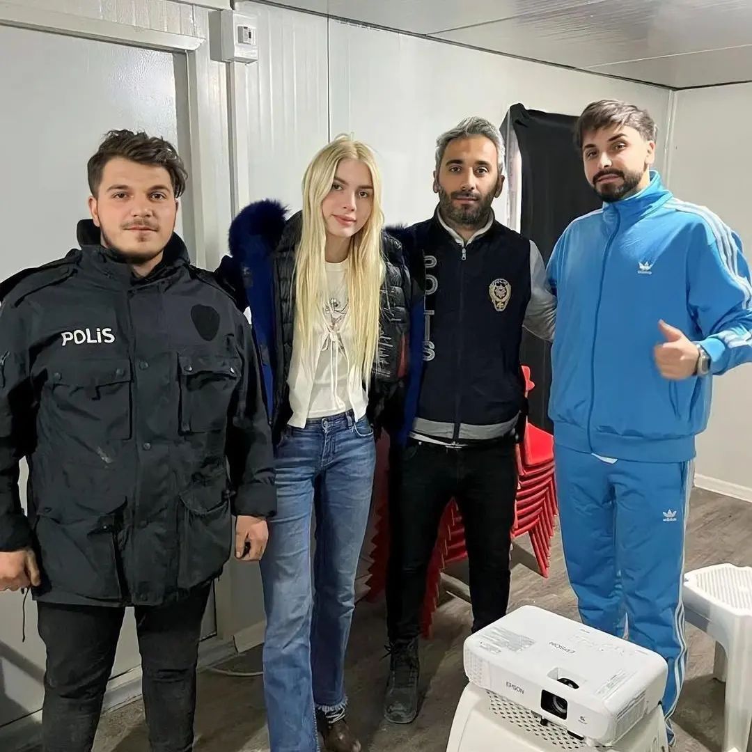İki şarkıcıdan yürekleri ısıtan hareket! Aleyna Tilki ve Sefo, Hatay'da depremzede çocuklarla buluştu 11