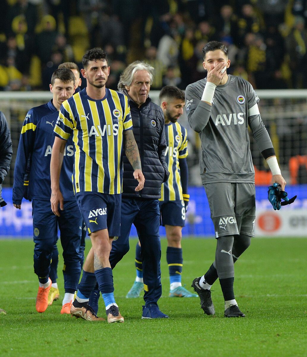 Efsane isim duyurdu: Türkiye'den ayrılıp gelir 2