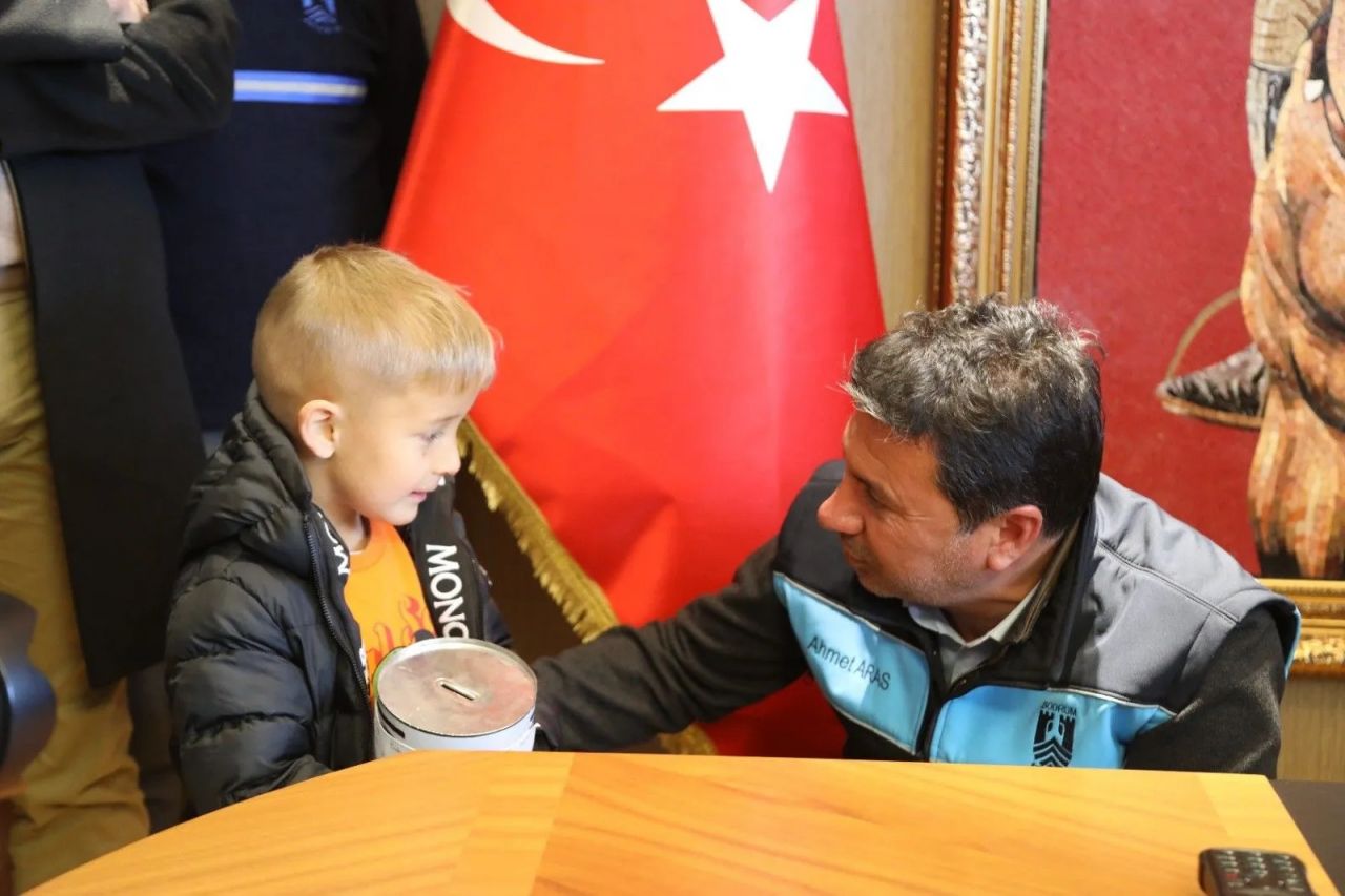 5 yaşındaki Mehmet Ege'den depremzedelere bağış! 5