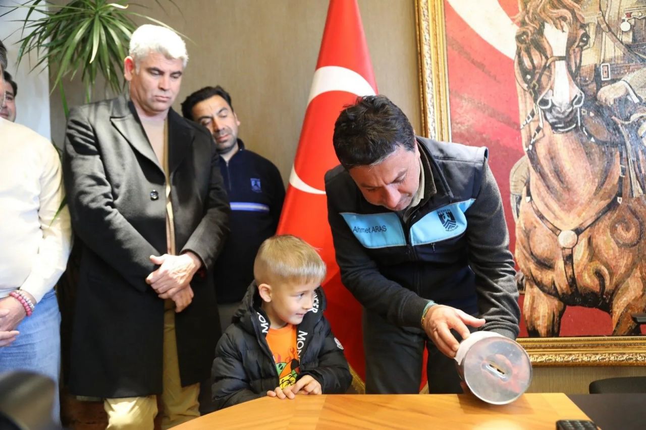5 yaşındaki Mehmet Ege'den depremzedelere bağış! 3