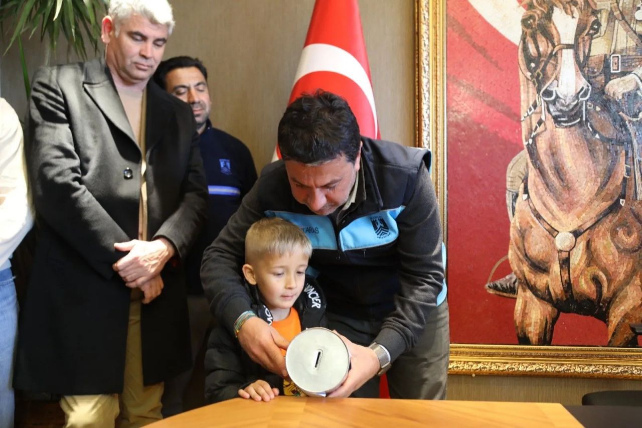 5 yaşındaki Mehmet Ege'den depremzedelere bağış! 4