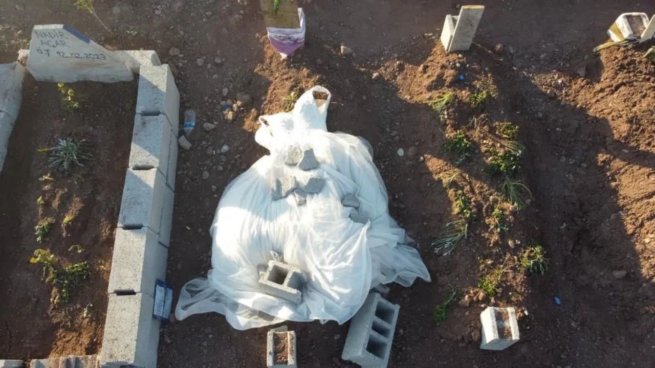 Deprem mezarlığında yürek yakan görüntüler 1