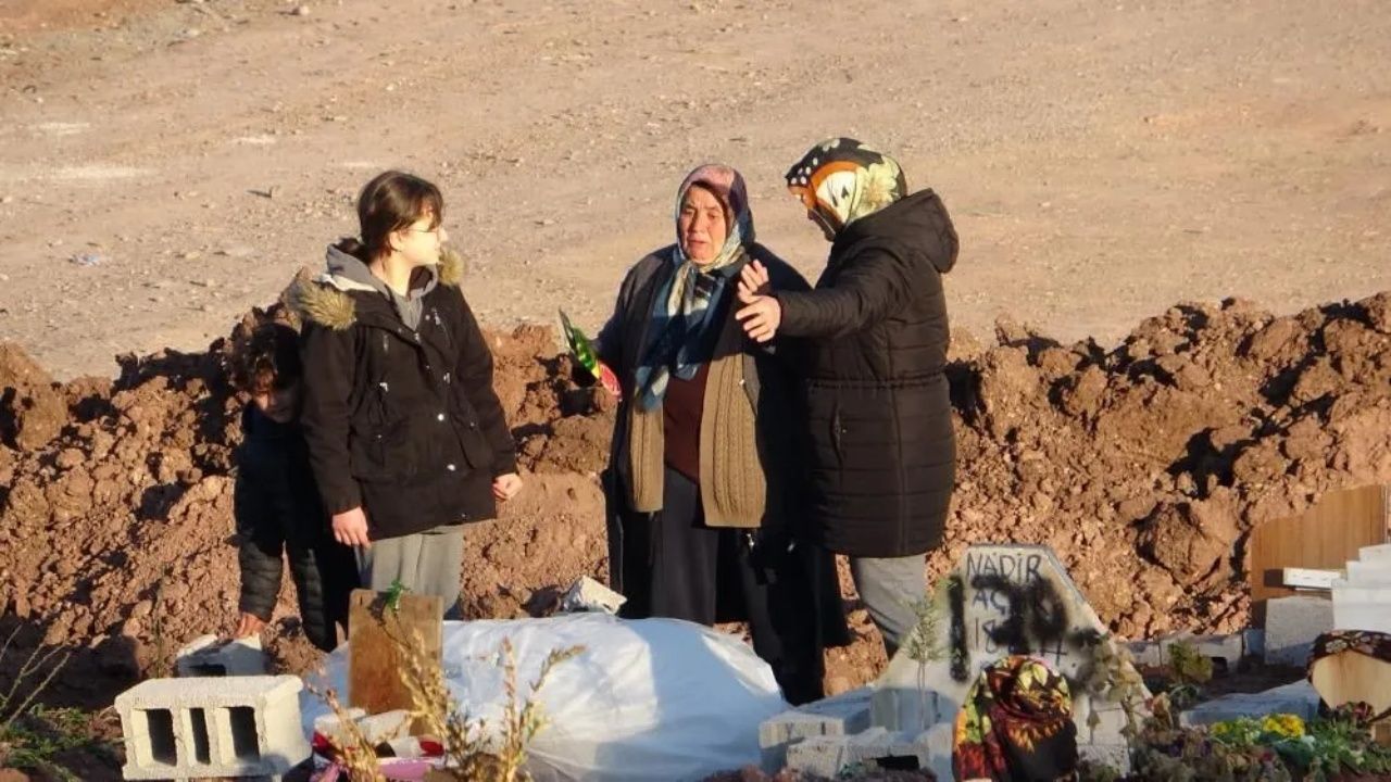 Deprem mezarlığında yürek yakan görüntüler 10