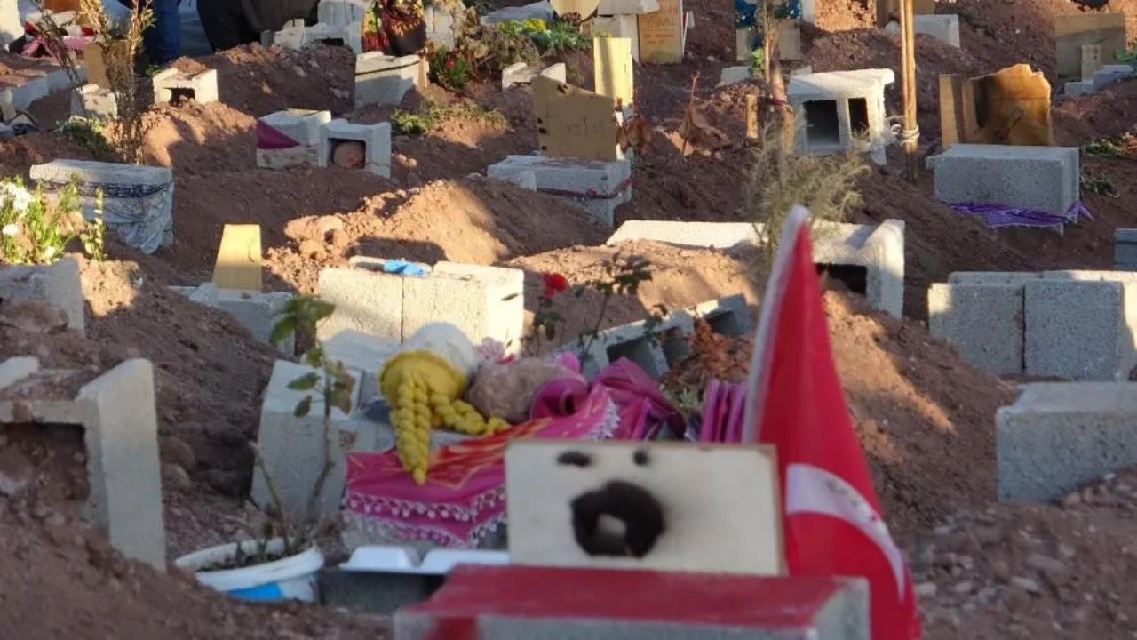 Deprem mezarlığında yürek yakan görüntüler 11