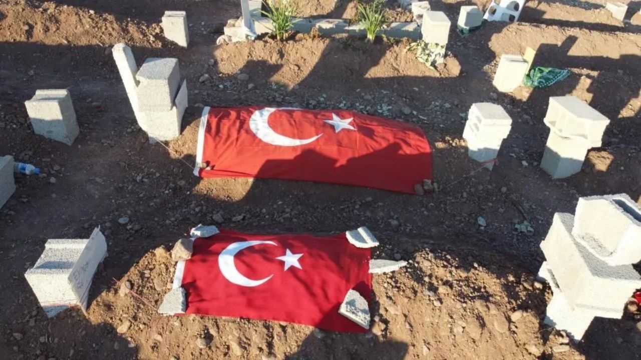 Deprem mezarlığında yürek yakan görüntüler 2