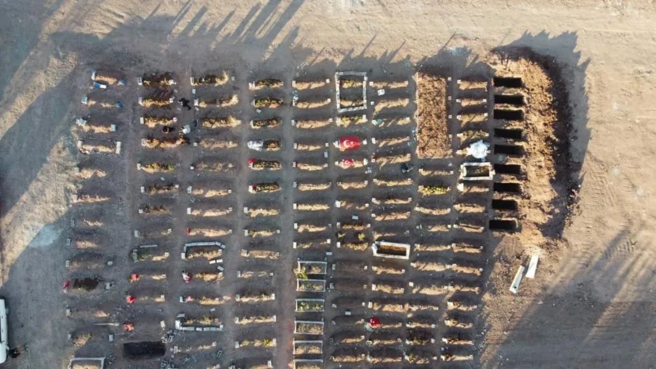 Deprem mezarlığında yürek yakan görüntüler 3