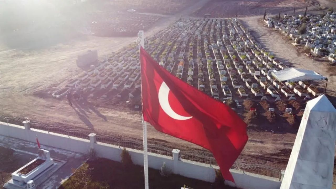 Deprem mezarlığında yürek yakan görüntüler 4
