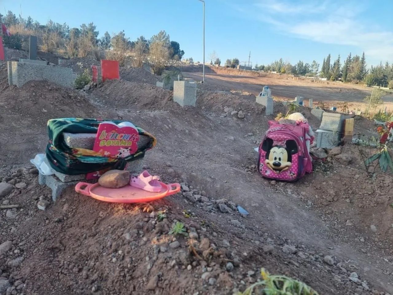 Deprem mezarlığında yürek yakan görüntüler 5