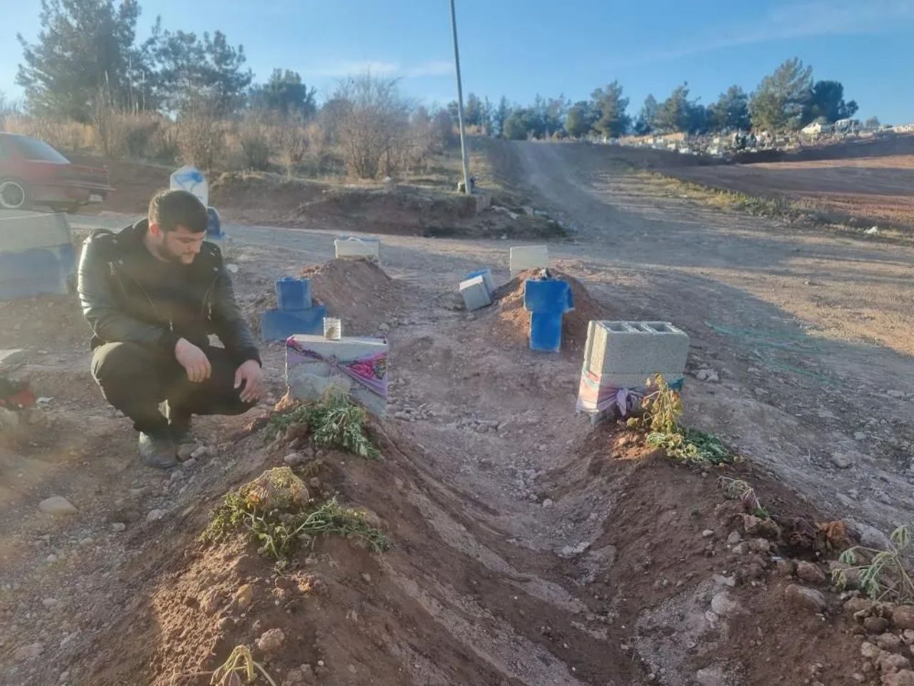Deprem mezarlığında yürek yakan görüntüler 6