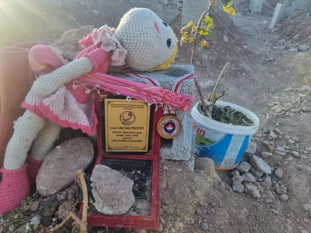 Deprem mezarlığında yürek yakan görüntüler 8