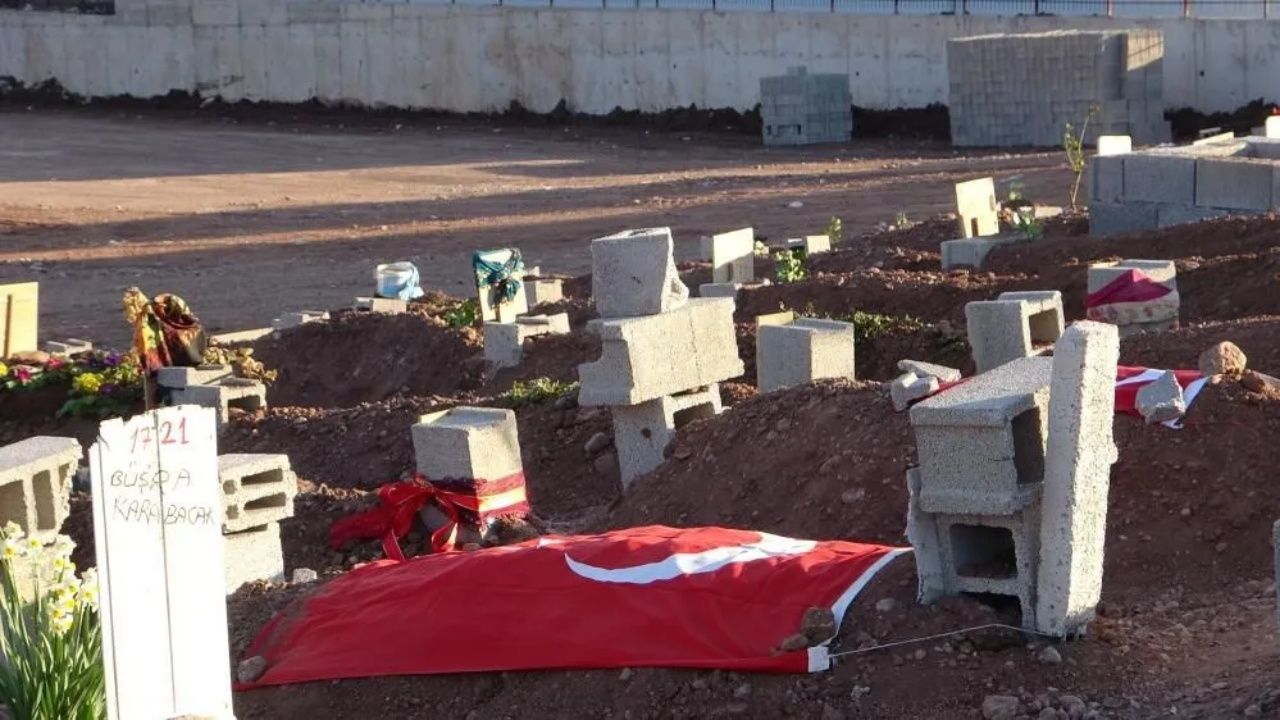 Deprem mezarlığında yürek yakan görüntüler 9