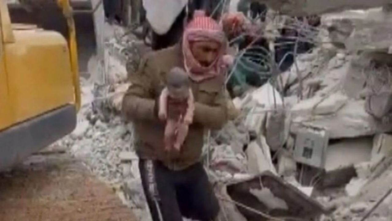 Ölen annesinin adı verildi! Suriye'de enkaz altında doğan Aya bebeğin yeni ailesi belli oldu 1