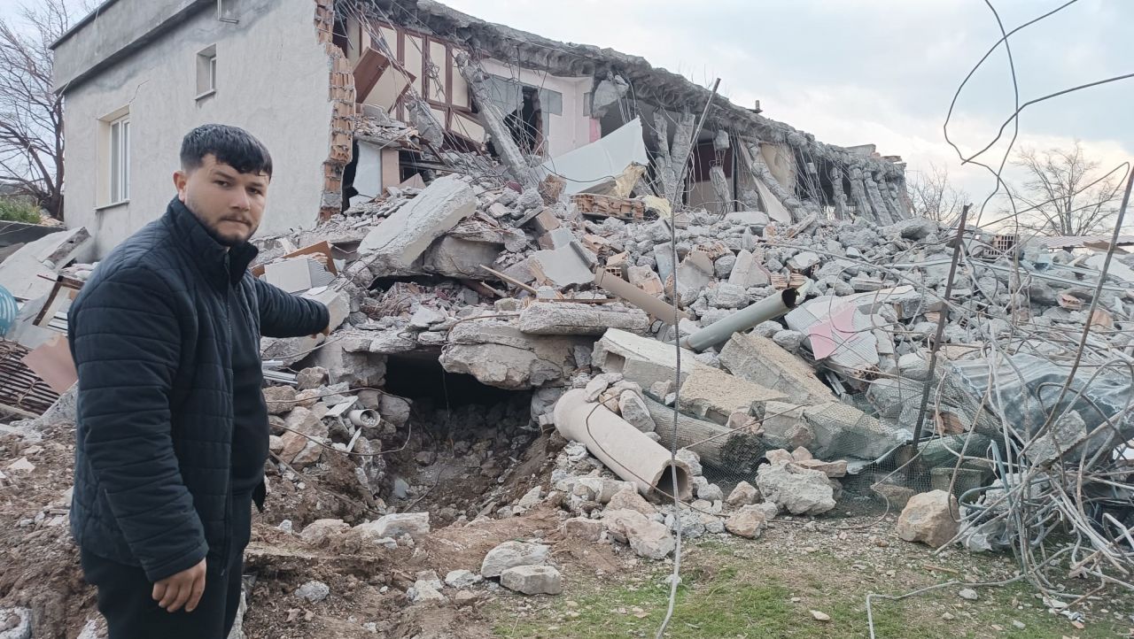 Depremden 11 gün sonra kurtulan kuzuları yaralarını sardı! 3