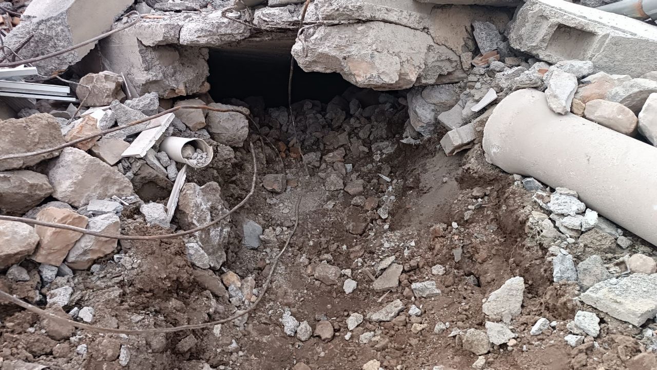 Depremden 11 gün sonra kurtulan kuzuları yaralarını sardı! 5