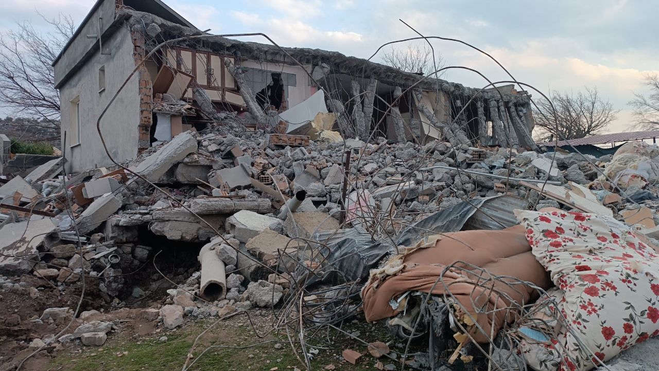 Depremden 11 gün sonra kurtulan kuzuları yaralarını sardı! 1