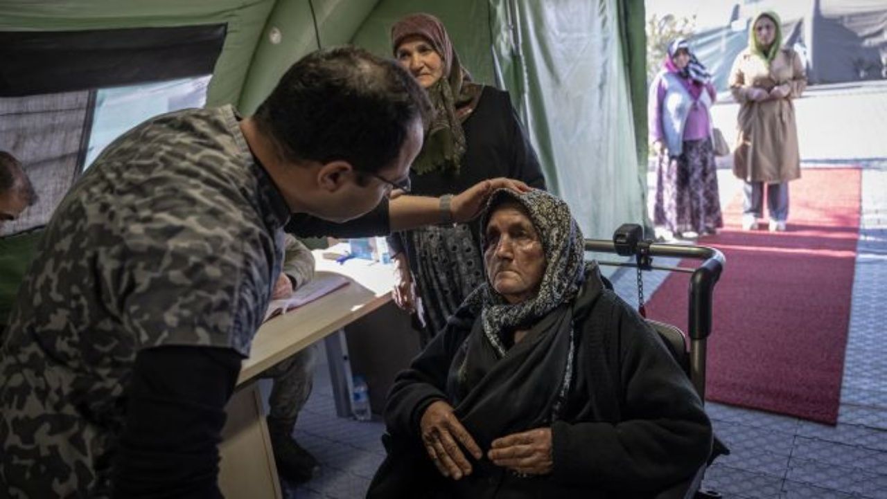 İki devlet, tek millet! Türkiye ve Azerbaycan orduları deprem yaralarını sarıyor 3