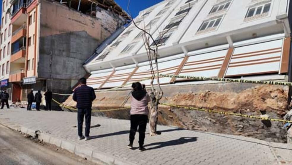 Camları bile kırılmamıştı: Temeliyle birlikte yan yatan bina ile fotoğraf çektiriyorlar 4
