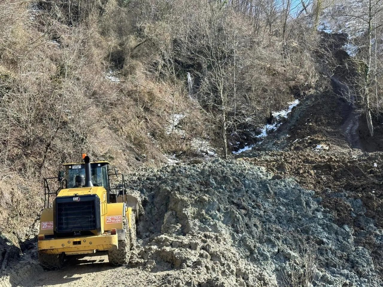 Ordu'da heyelan felaketi! 1,5 metrelik yarıklar oluştu, 3 ev hasar gördü 7