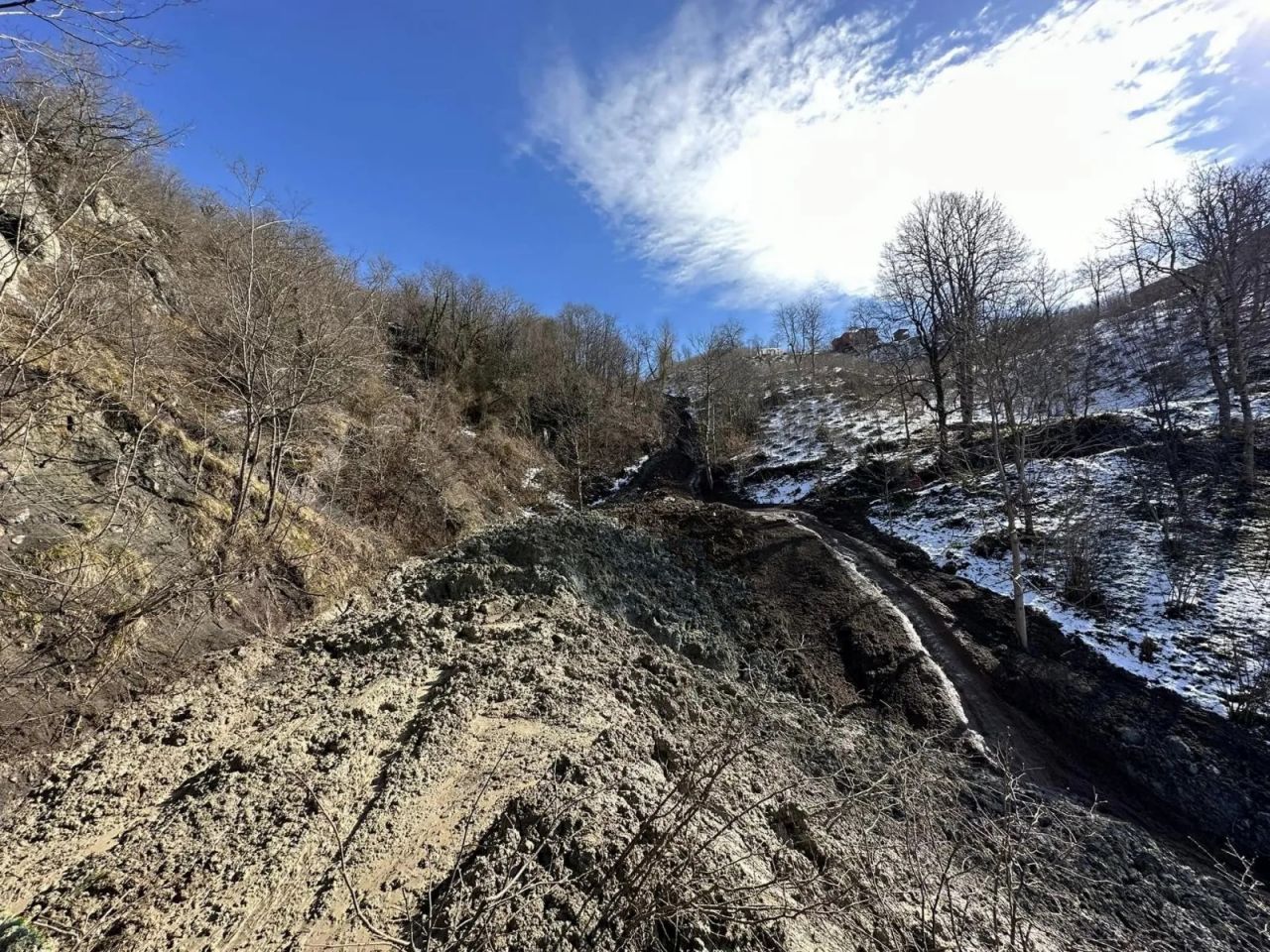 Ordu'da heyelan felaketi! 1,5 metrelik yarıklar oluştu, 3 ev hasar gördü 6
