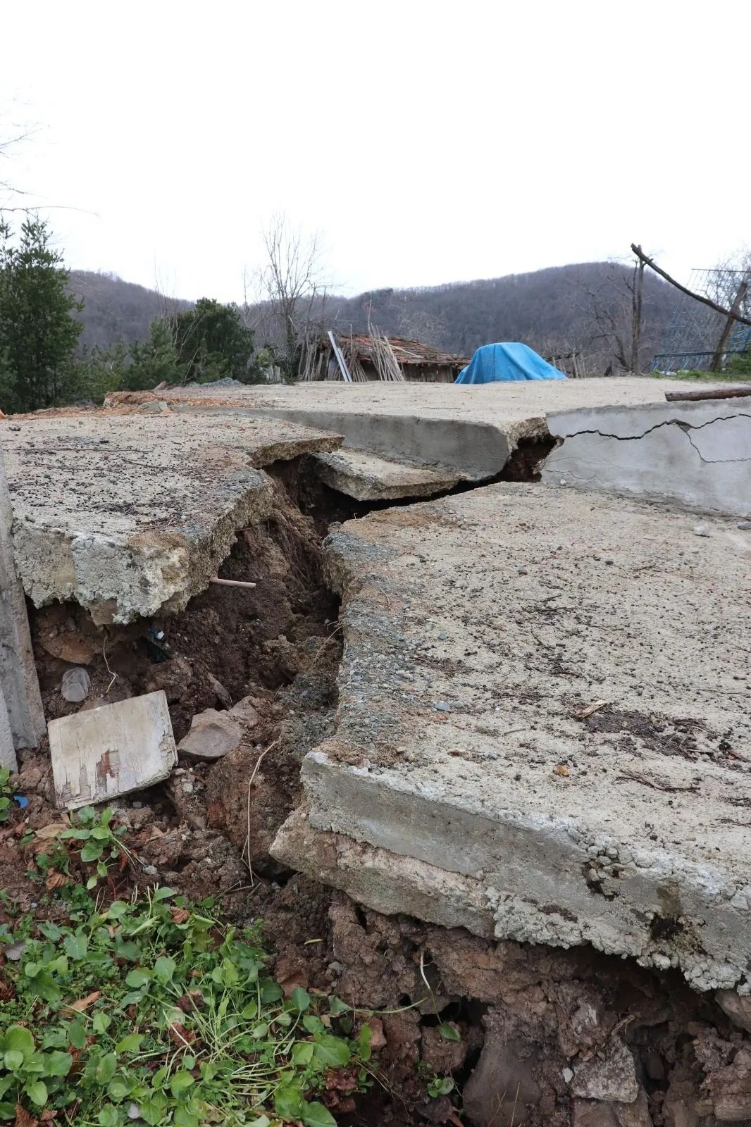 Ordu'da heyelan felaketi! 1,5 metrelik yarıklar oluştu, 3 ev hasar gördü 8