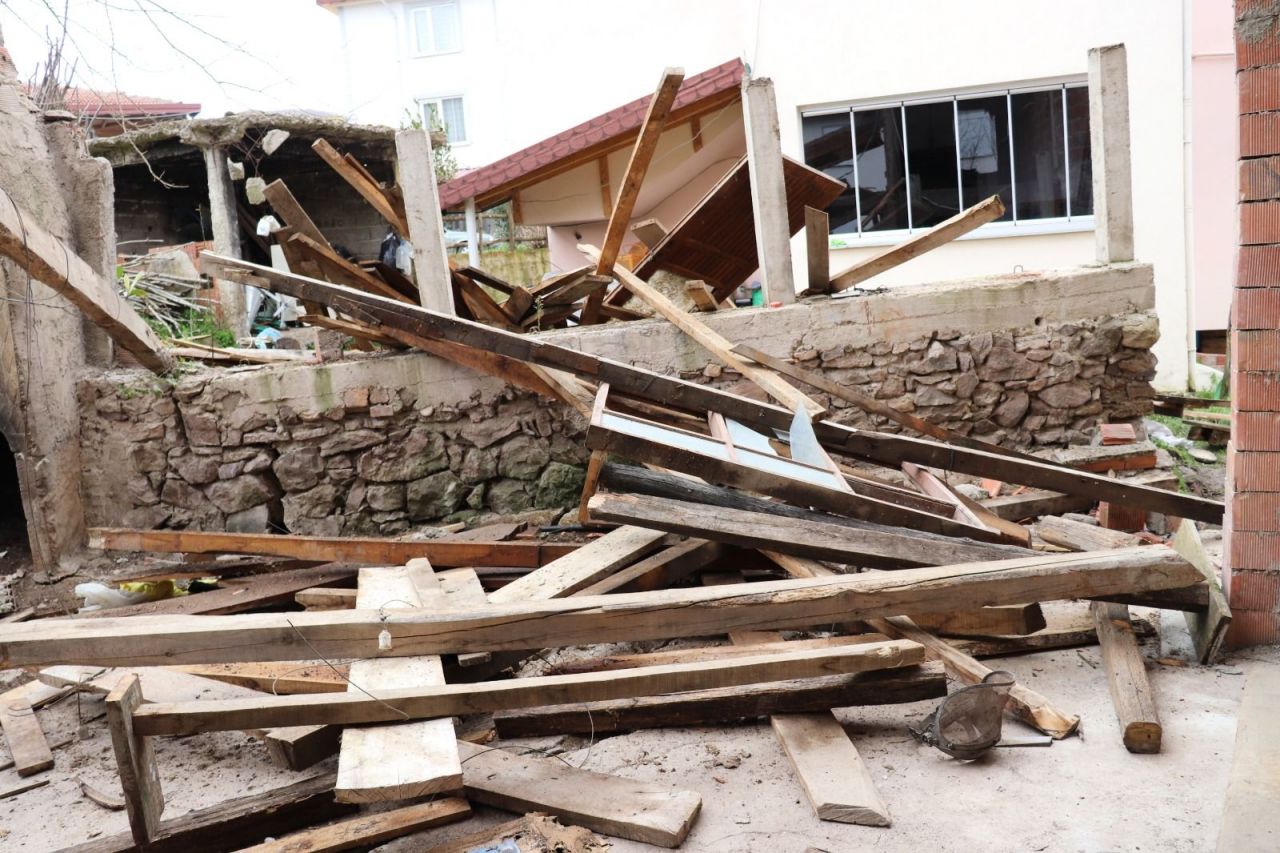 Ordu'da heyelan felaketi! 1,5 metrelik yarıklar oluştu, 3 ev hasar gördü 10