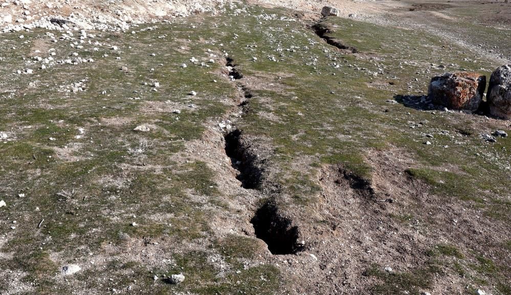 Deprem sonrası Aksaray’da yol ve araziler yarıldı! 7