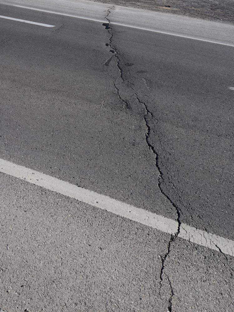 Deprem sonrası Aksaray’da yol ve araziler yarıldı! 1